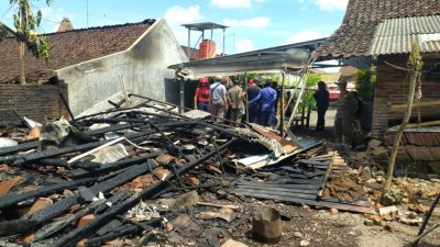 Gegara Api Tungku, Rumah Warga di Genteng Ludes Terbakar