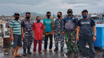 The Boat Overturned by the Waves, Two fishermen from Blimbingsari had time to swim 300 Meter