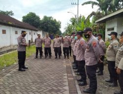 East Java Police Mobile Brigade Personnel Withdrawn from Sukorejo Village