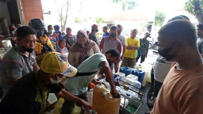 Dozens of residents in Banyuwangi are willing to queue for hours to get bulk cooking oil
