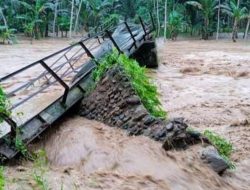 Hundreds of Houses in Pesanggaran Submerged by Flood, One Bridge Breaks