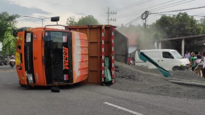 Overturned Truck in Banyuwangi, Material Semen 30 tons of Spill