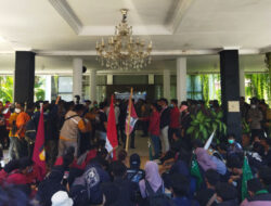 Aksi Mahasiswa Duduki Kantor DPRD Banyuwangi, Tolak Kenaikan BBM hingga Presiden 3 Periode