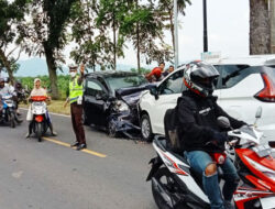 Dua Mobil Adu Banteng di Kalibaru, Satu Orang Patah Tulang