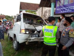 Pickup Car Hit Honda Beat, Mother and Son Bounce, One Dies