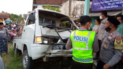 Pickup Car Hit Honda Beat, Mother and Son Bounce, One Dies