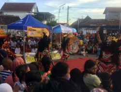 Serunya Ngabuburit Nonton “Barong Osing” di Pasar Benculuk