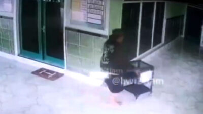 Terekam CCTV, Maling Curi Kotak Amal Masjid Viral di Medsos