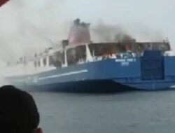 KM. Mutiara Timur 1 yang Terbakar Kembali Bersandar di Pelabuhan Tanjung Wangi untuk Pemeriksaan