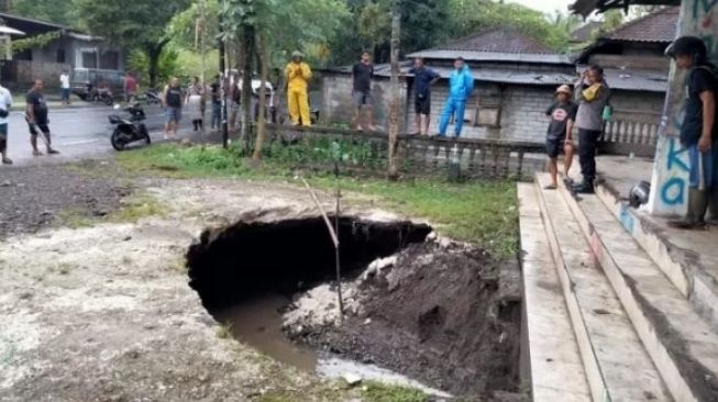 Stuck on Jalan Ambles in Tabanan while taking shelter, Men from Banyuwangi Died