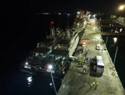 Hundreds of KM Mutiara Timur I passengers were evacuated by the Indonesian Navy at Tanjung Wangi Port