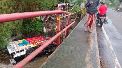 Truk Bermuatan Cabe Terjun ke Sungai di Kalibaru Banyuwangi