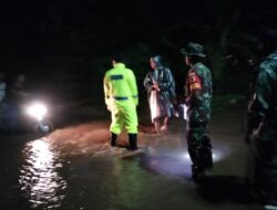 Flood Landa Kedungringin Muncar, Water Height Up To Adult Knees