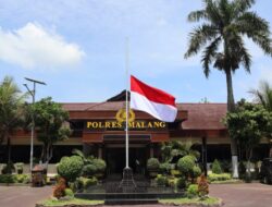 Menjelang 40 hari Peristiwa Kanjuruhan, Polisi di Malang Kibarkan Bendera Setengah Tiang