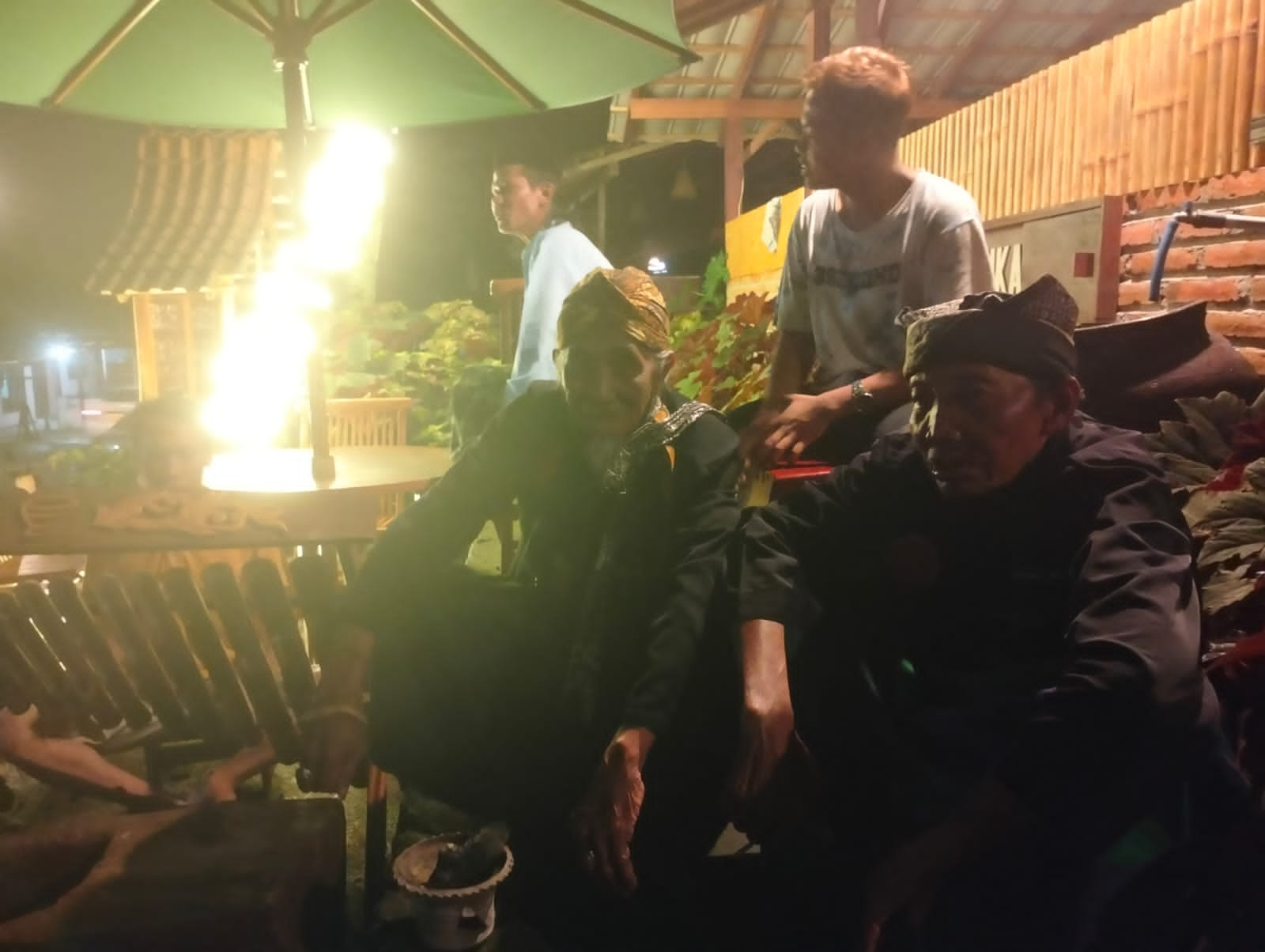 Foto : Suku osing berkumpul gelar ritual selamatan dan membunyikan alat musik angklung dan lesung padi ketika fenomena alam gerhana bulan terjadi dipelataran kampung adat osing dibanyuwangi. (Doc,Aguk).