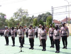 Banyuwangi Police Chief Gives Award To 15 its members