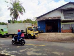 Parkir Kendaraan di Gudang KDS Genteng Mengganggu Pengguna Jalan