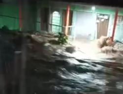 Flash Flood Lands Kalibaru Dozens of Houses Are Submerged