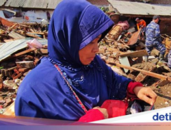 Detik-detik Warga Banyuwangi Jebol Plafon Saat Banjir Bandang Terjang Rumahnya