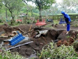 TPU Kebanjiran, Puluhan Mayat Hilang, Kain Kafan Cokelat Dan Kijing Berserakan