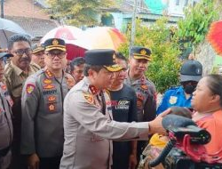 Kapolda Jatim Berikan Bantuan Sembako Saat Kunjungi Lokasi Banjir di Banyuwangi