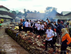 Kunjungi Korban Banjir Bandang di Kalibaru, Gubernur Jawa Timur Siap Anggarkan Relokasi Rumah Warga