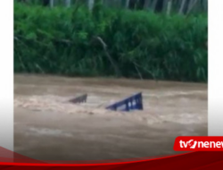 Banyuwangi River Overflowing, Cause A Drift Truck Drift