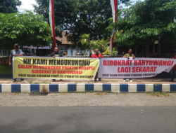 PUSKAPTIS Peaceful Action in front of the Banyuwangi BKPP Office, Urge the Regent and the Prosecutor's Office to Investigate the Use of Mamin Budget in All SKPD