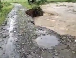 Penyeberangan Rakit Satu – Satunya Tenggelam, Pelajar Sampai Digendong Menyeberangi Sungai