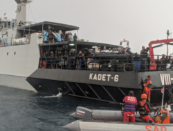 Three Indonesian Navy Ships Help Evacuate Passengers of KMP Mutiara Timur I who were Burnt in Bali Waters