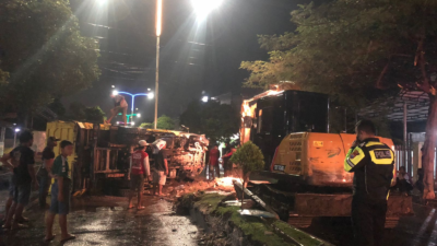Ban Depan Meletus, Dumptruk Hantam Pembatas Jalan di Banyuwangi