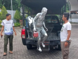 Satpol PP Kejar Manusia Silver yang Mulai Menjamur di Perempatan Banyuwangi