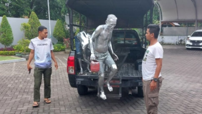 Satpol PP Kejar Manusia Silver yang Mulai Menjamur di Perempatan Banyuwangi