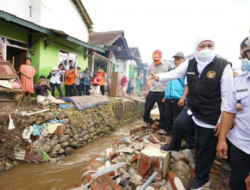 Kunjungi Warga Terdampak Banjir di Kalibaru, Gubernur Jatim Tinjau Posko Darurat
