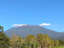 Gunung Raung Duselimuti Asap Putih Kenapa? Berikut Penjelasannya