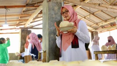 Pacu UMKM Naik Kelas, Bupati Ipuk Terkesan Geliat Produsen Degan Jelly