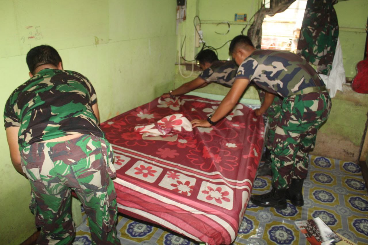 Rumah Anak Yatim Tak Terurus Pasca Banjir, Anggota TNI Turun Tangan