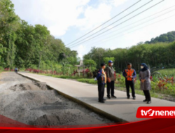 End of year, Banyuwangi Speeds Hotmix and Concrete Roads Near the Gold Mine