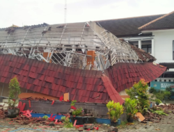 Atap Pendopo Kecamatan Cluring Roboh, Polisi dan Dinas PU Kabupaten Banyuwangi Turun Tangan