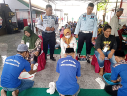 Peringati Hari Ibu, Puluhan Warga Binaan Lapas Banyuwangi Basuh Kaki Ibunya