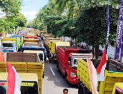 Hundreds of Dump Trucks Carrying Mine C without a Permit Demonstration of Banyuwangi Regent's Office
