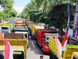 Ratusan Dump Truk Angkut Tambang Galian C Tanpa Ijin Demo Kantor Bupati Banyuwangi