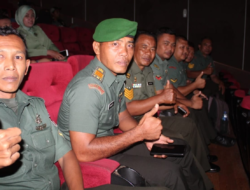 Anggota Kodim 0825 Nobar Film Tegar, Dorong Minat Belajar Dan Kreativitas Anak