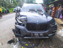 Kendarai Sedan BMW Warga Malang Tabrakkan Vs Truk Colt Disel di Bangsring