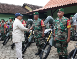 Menhan RI Prabowo Subianto Serahkan Bantuan 20 Unit Motor untuk Babinsa di Banyuwangi