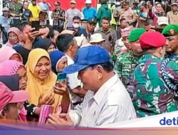 Prabowo Diserbu Emak-emak Saat Bagikan Motor ke Babinsa di Banyuwangi