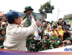 Prabowo ke Banyuwangi, Bagikan Motor hingga Kunjungi Ponpes