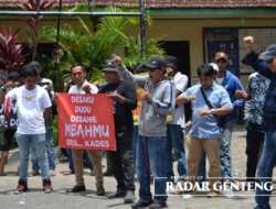 Massa AMB Protes Perpanjangan Jabatan Kades