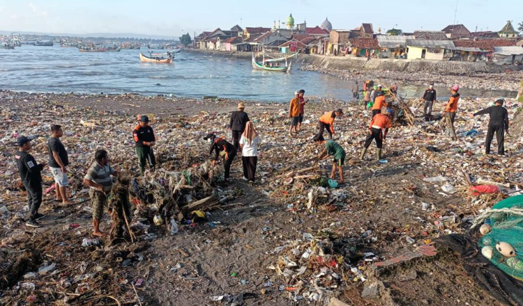 Warga Muncar Banyuwangi Kerja Bakti Bersihkan Sampah Laut yang Menumpuk 