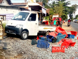 Overturned Pickup Car, Lemuru Fish Spilled on the Setail Genteng Street